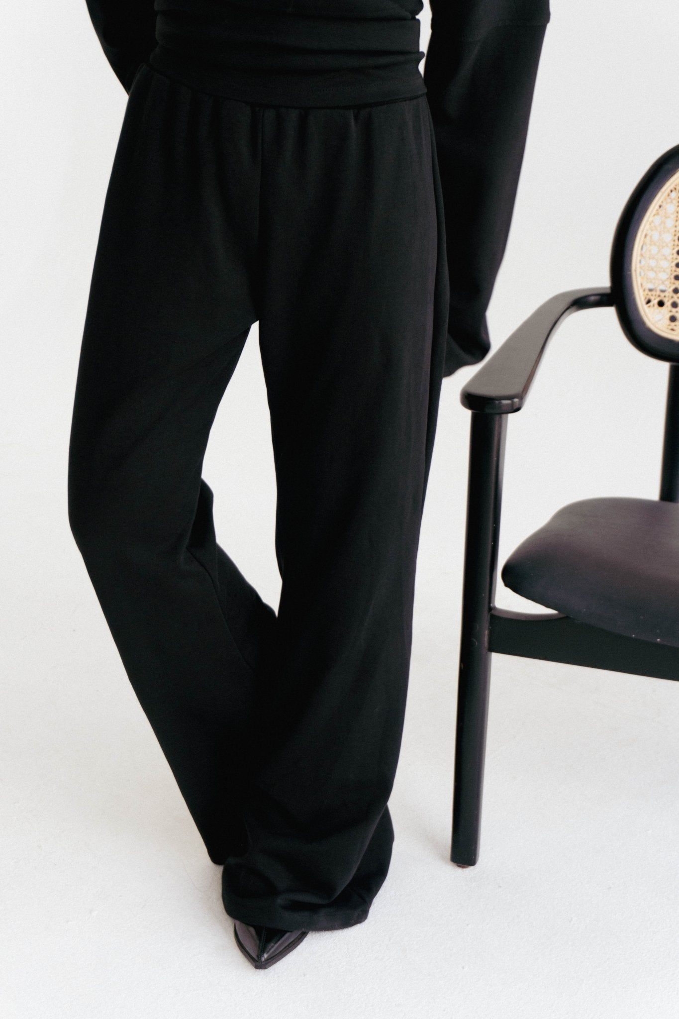 Minimal V in Black - Lillyscarfofficial