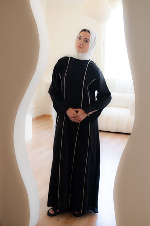 Sophia Dreese in black - Lillyscarfofficial