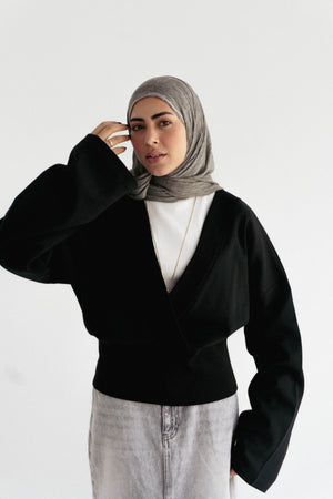 The wrap cozy top in Black - Lillyscarfofficial