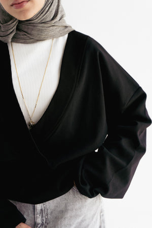 The wrap cozy top in Black - Lillyscarfofficial