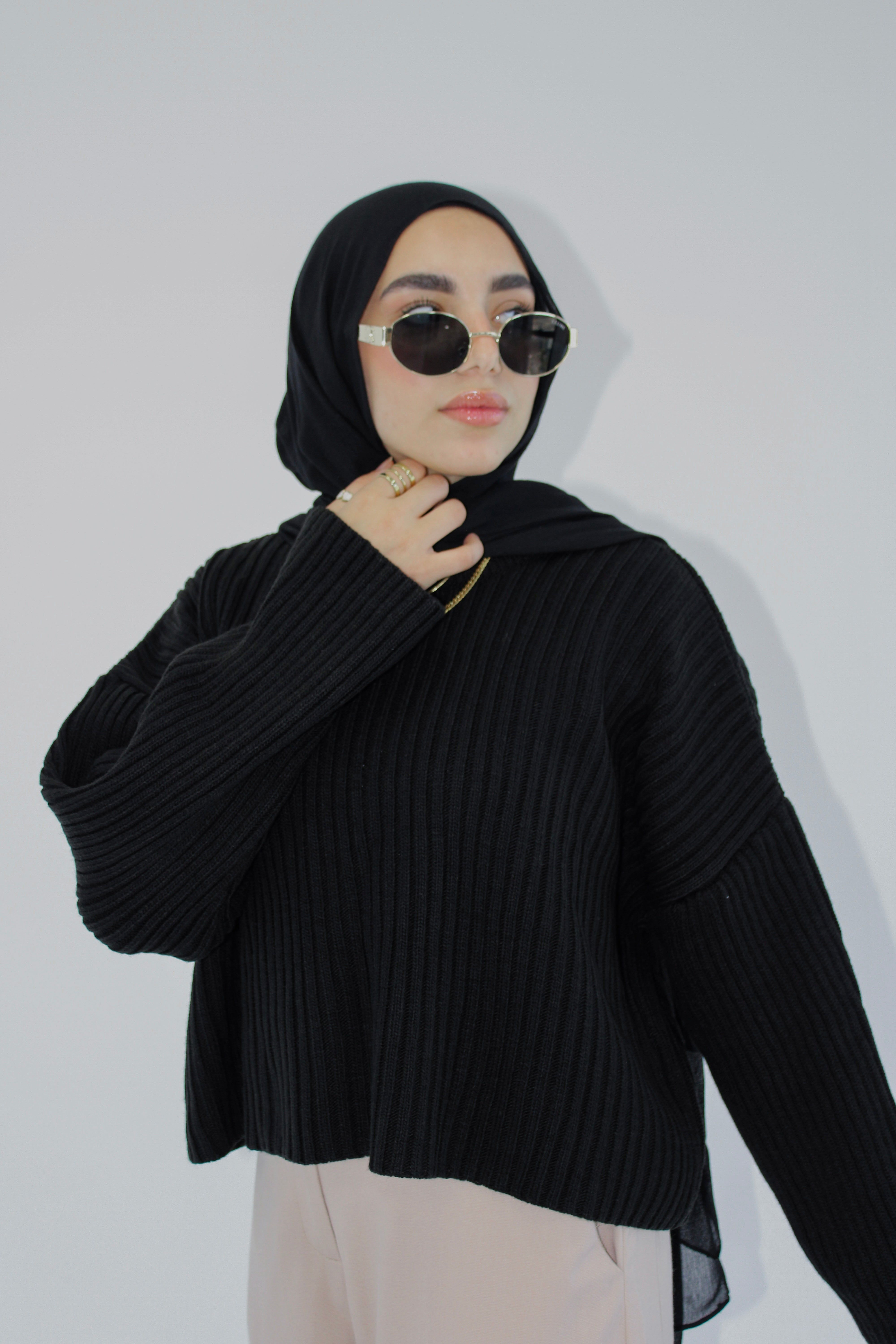 SHORT KNIT SWEATER IN BLACK