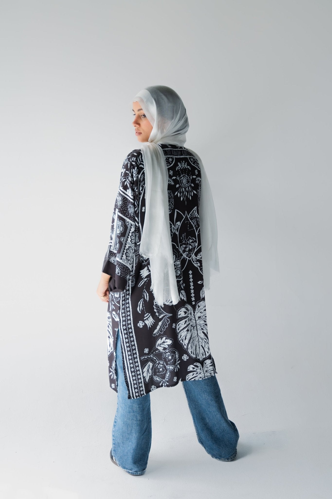 A04 - Lillyscarfofficial