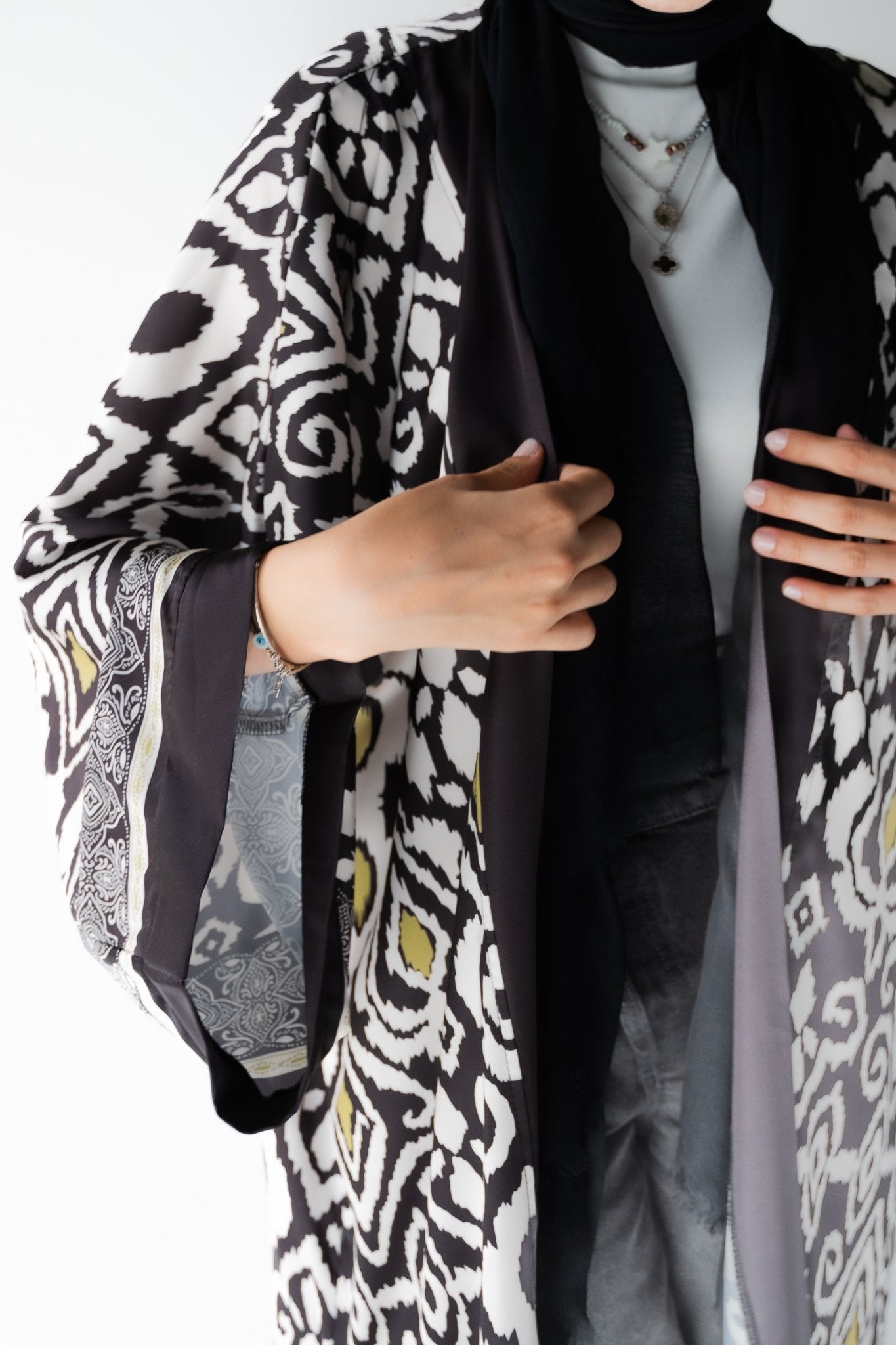 A06 - Lillyscarfofficial