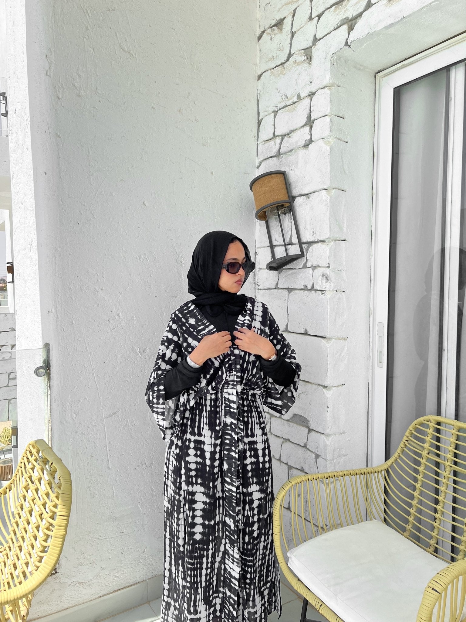 Black&white Cover - up - Lillyscarfofficial