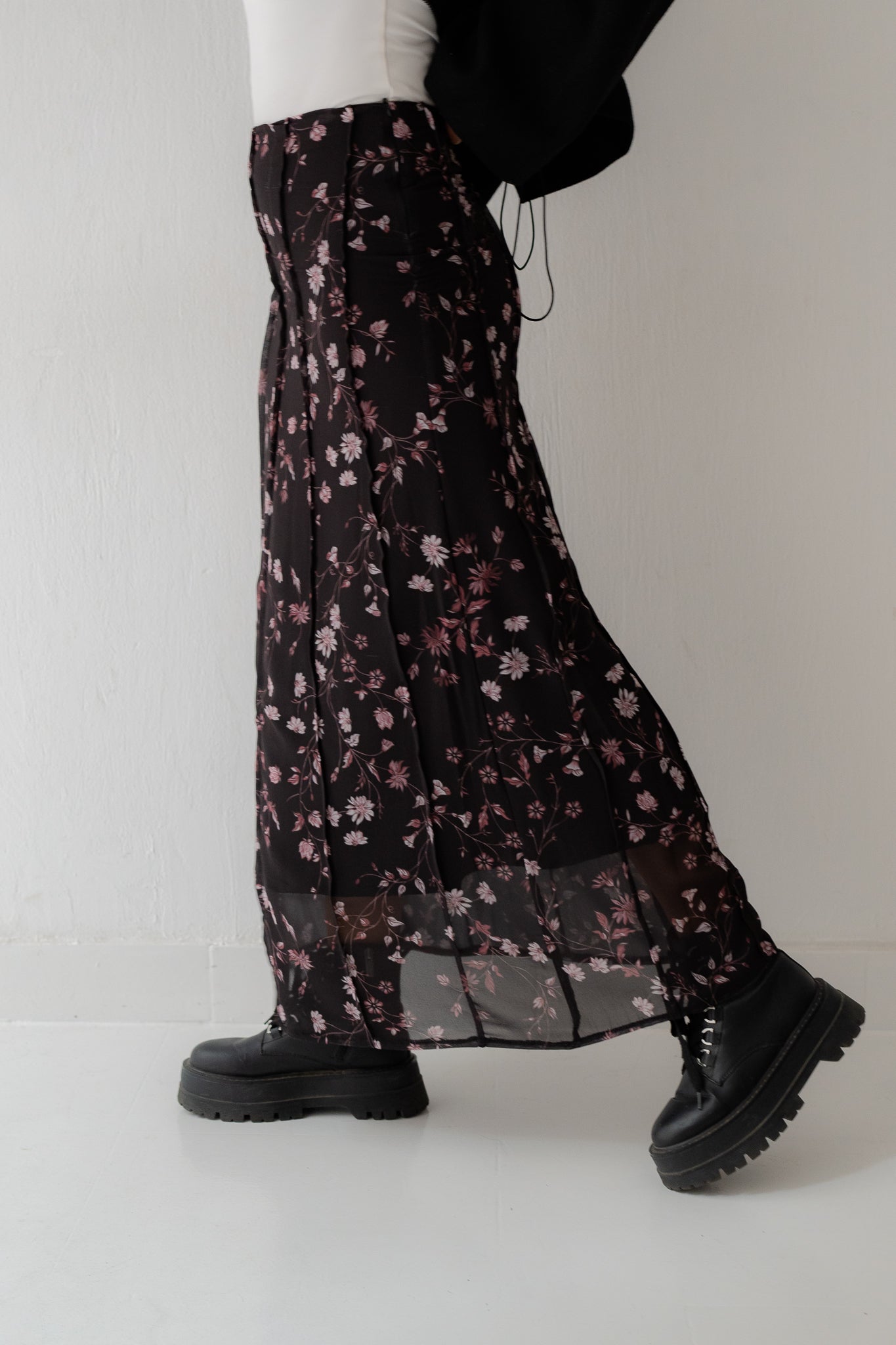 Daisy floral skirt in black - Lillyscarfofficial
