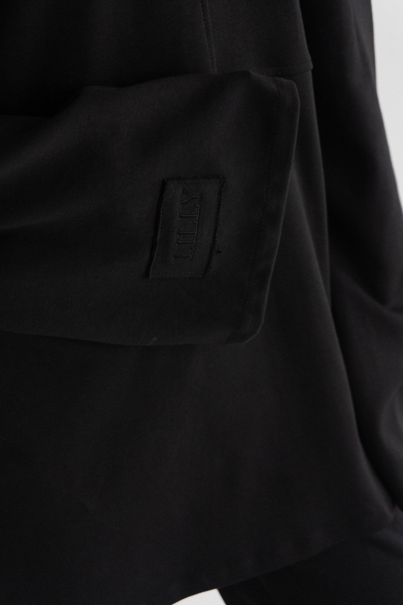 Minimal V in Black - Lillyscarfofficial