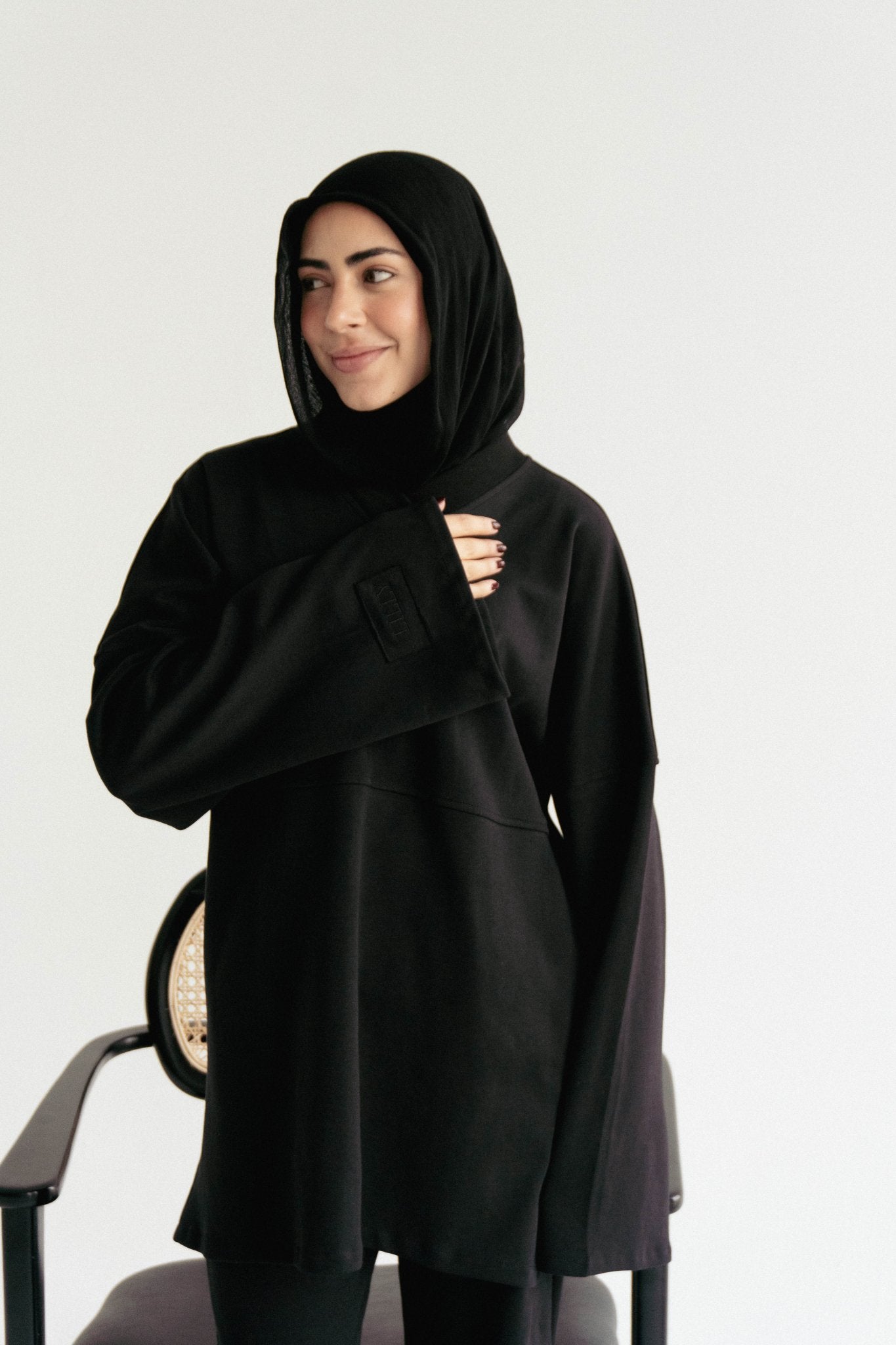 Minimal V in Black - Lillyscarfofficial