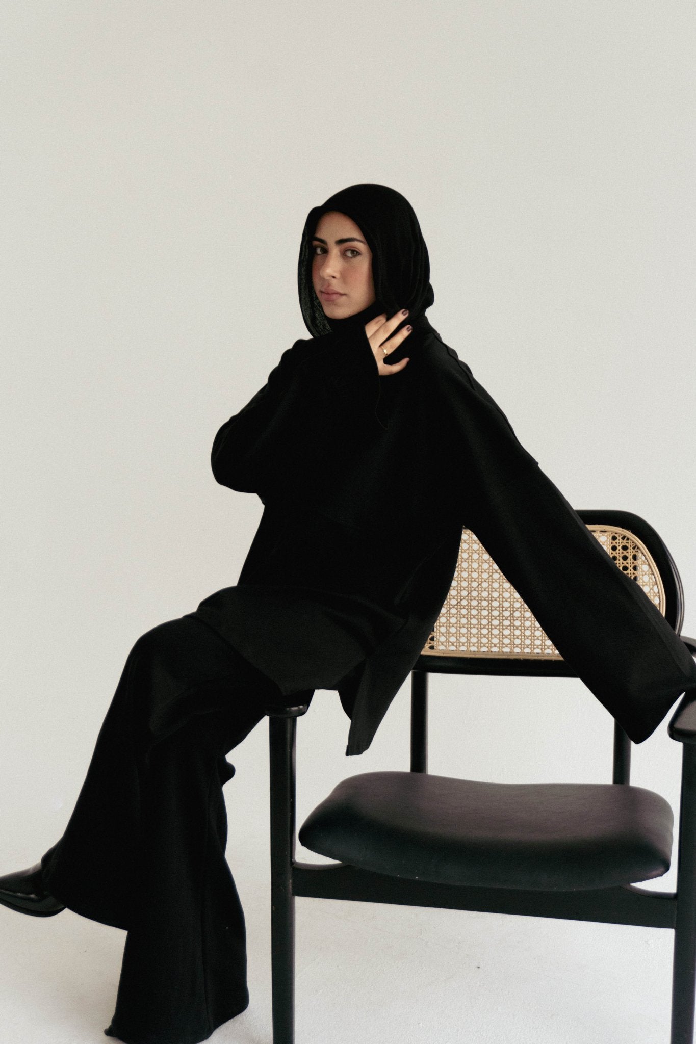 Minimal V in Black - Lillyscarfofficial