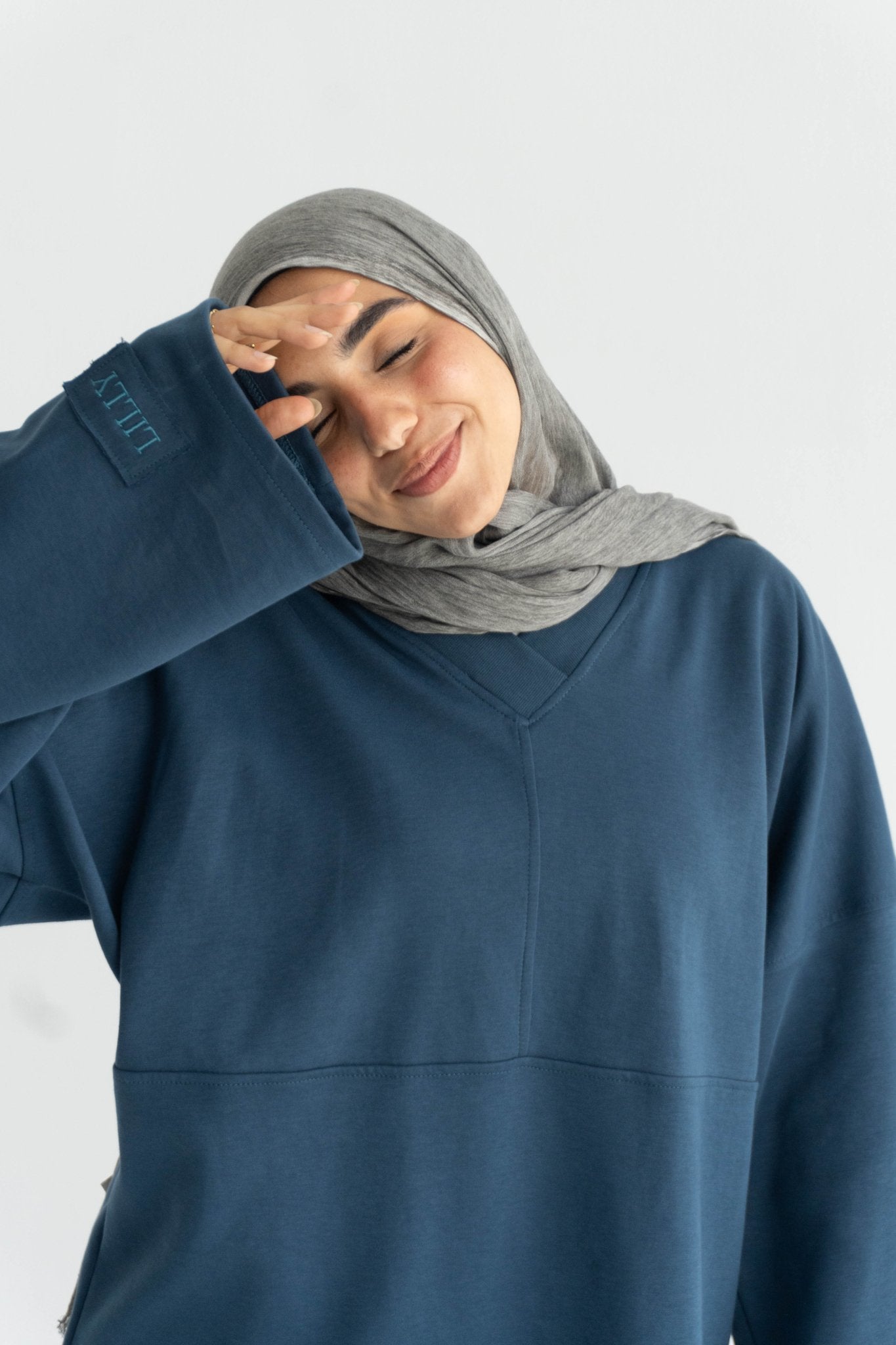 Minimal V in petroleum - Lillyscarfofficial