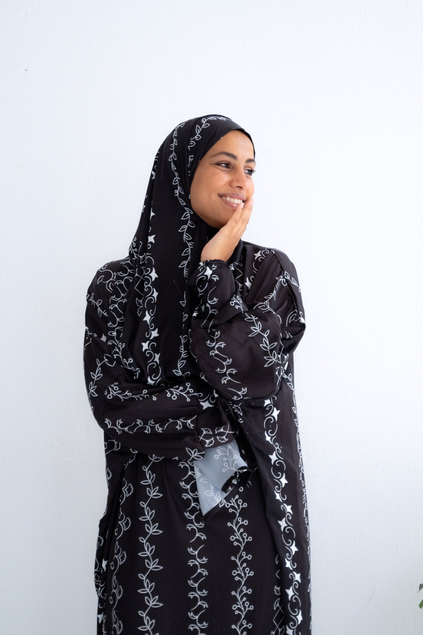 Nyrah isdal - Lillyscarfofficial