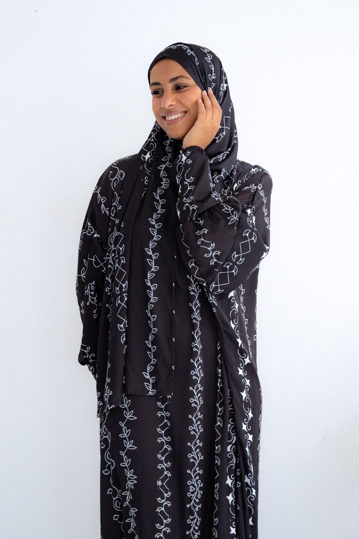 Nyrah isdal - Lillyscarfofficial