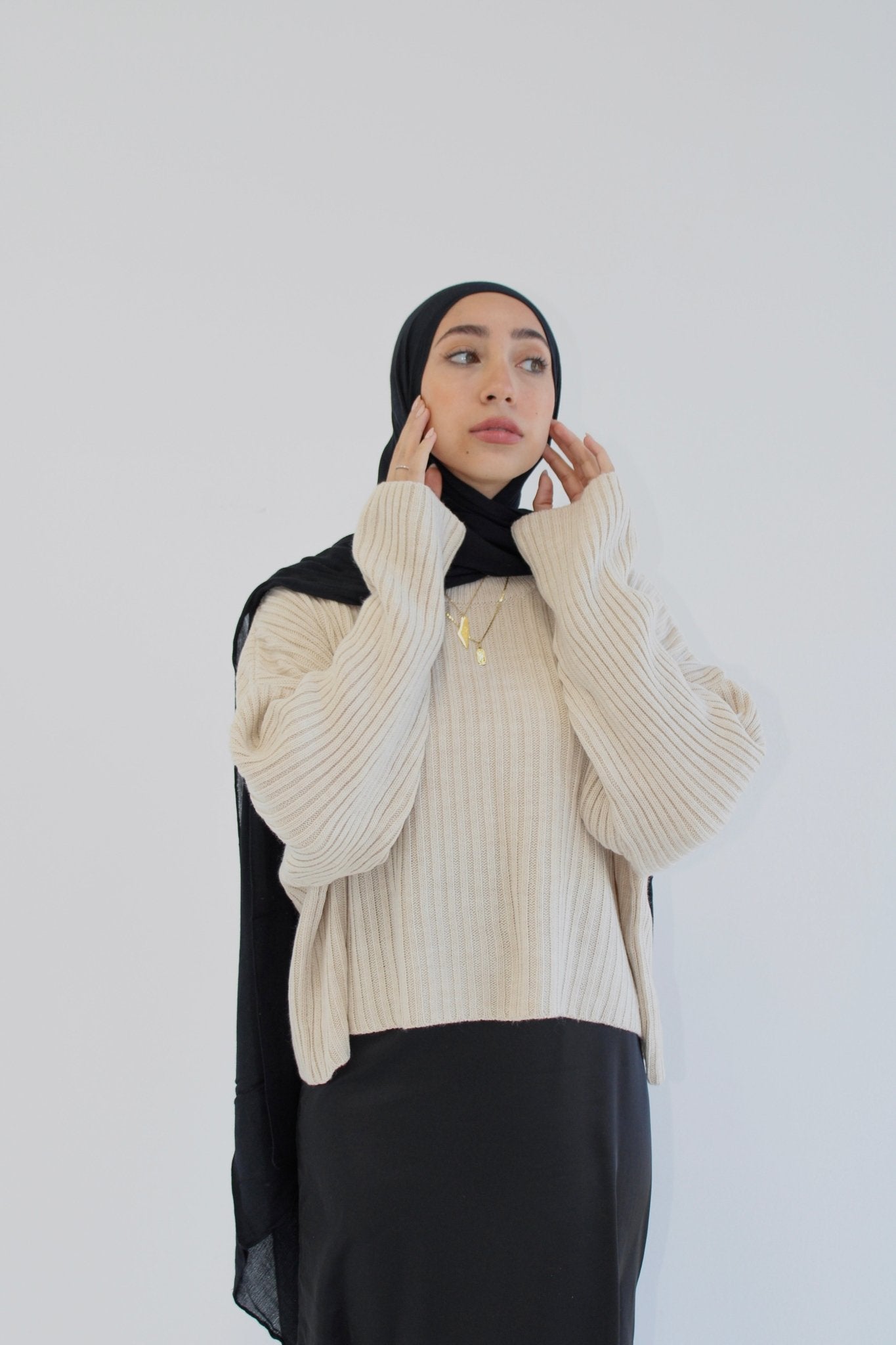 SHORT KNIT SWEATER IN BEIGE - Lillyscarfofficial