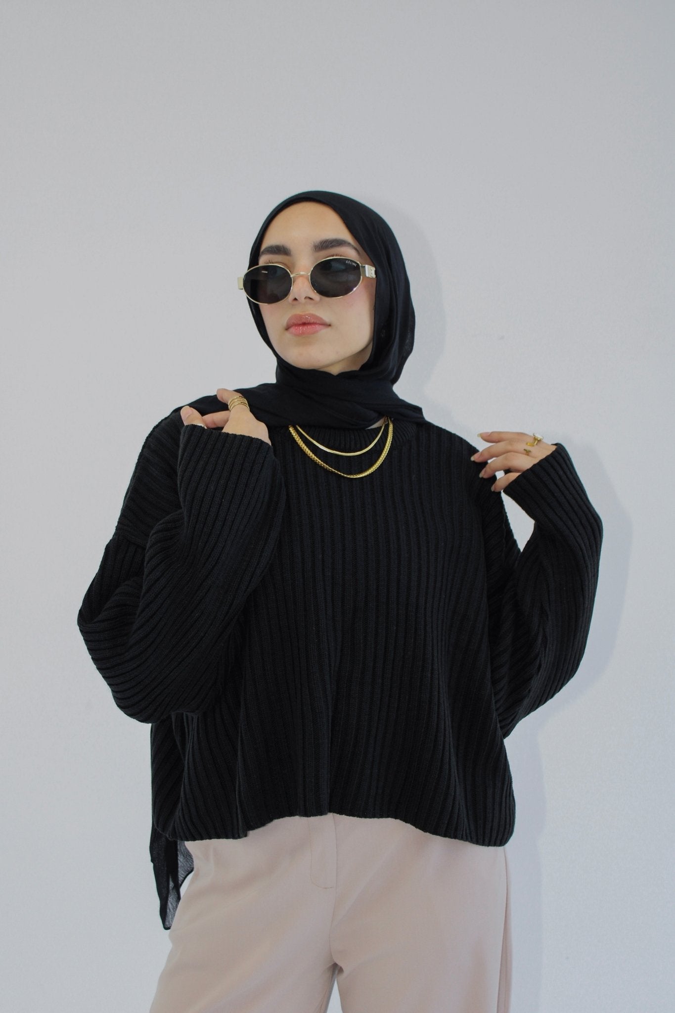 SHORT KNIT SWEATER IN BLACK - Lillyscarfofficial