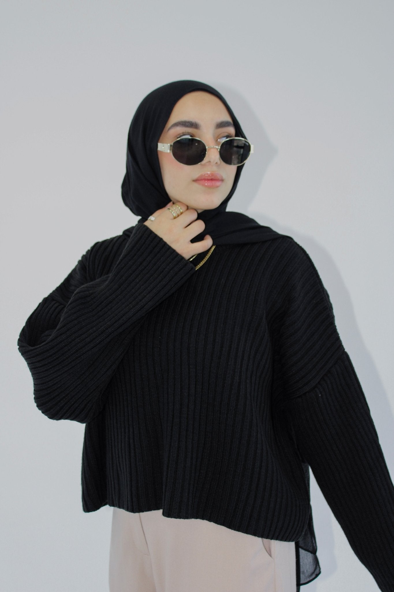 SHORT KNIT SWEATER IN BLACK - Lillyscarfofficial