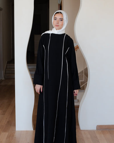 Sophia Dreese in black - Lillyscarfofficial