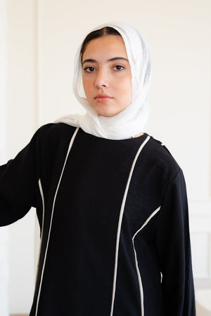 Sophia Dreese in black - Lillyscarfofficial