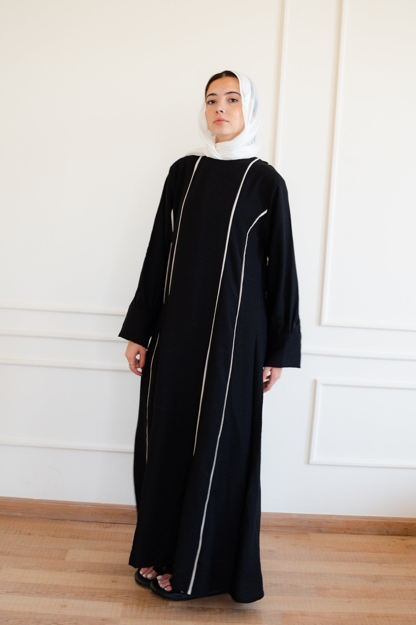 Sophia Dreese in black - Lillyscarfofficial