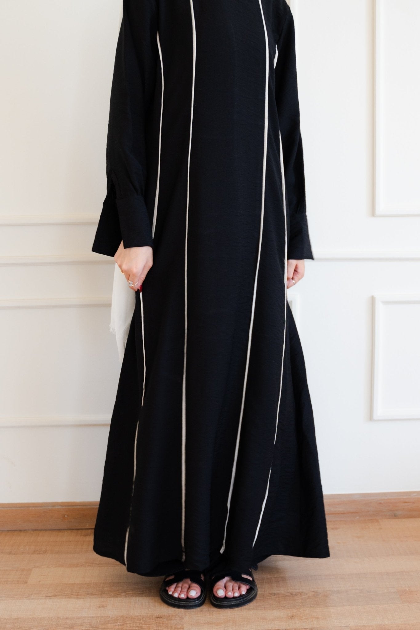 Sophia Dreese in black - Lillyscarfofficial