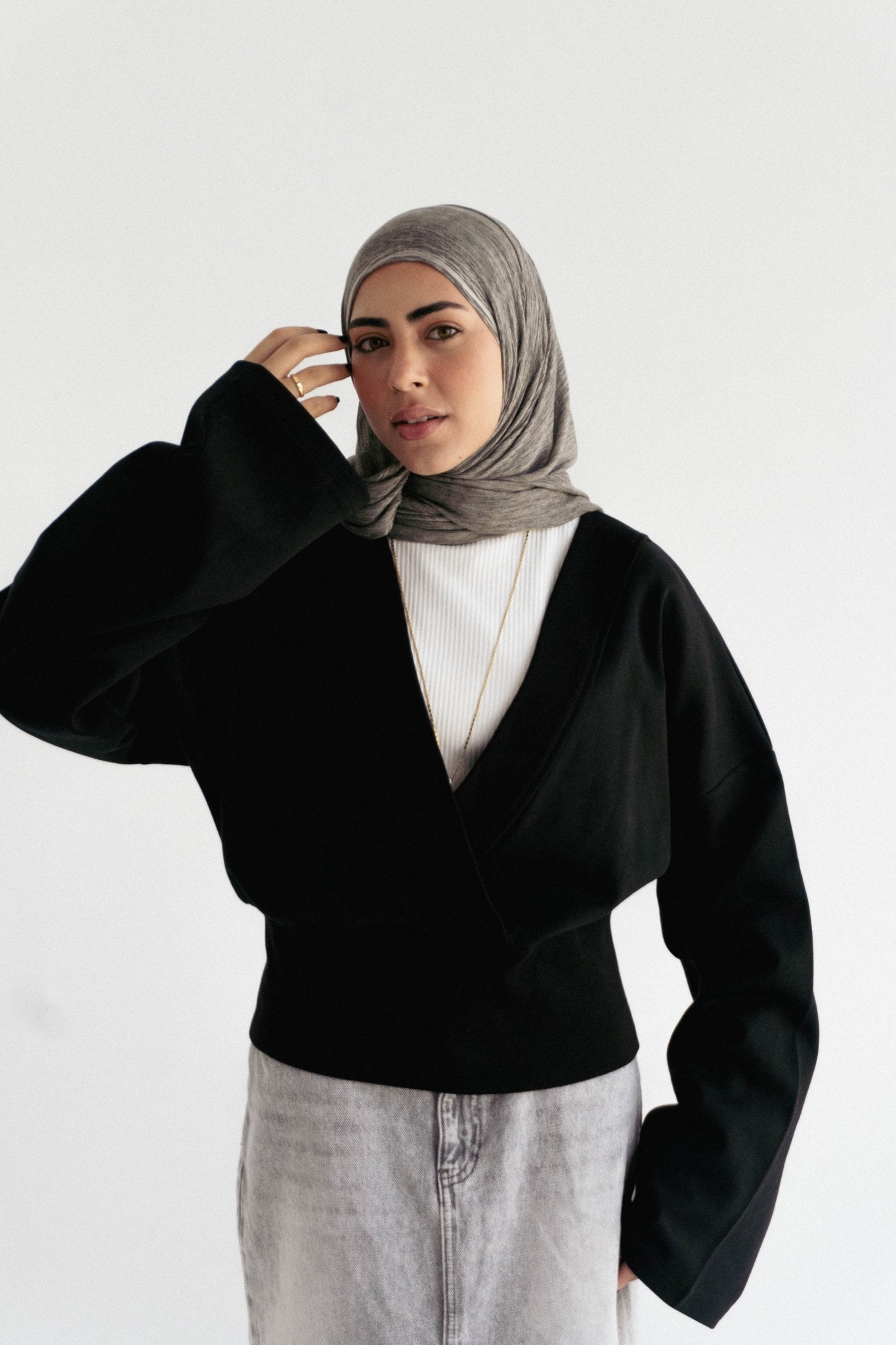 The wrap cozy top in Black - Lillyscarfofficial