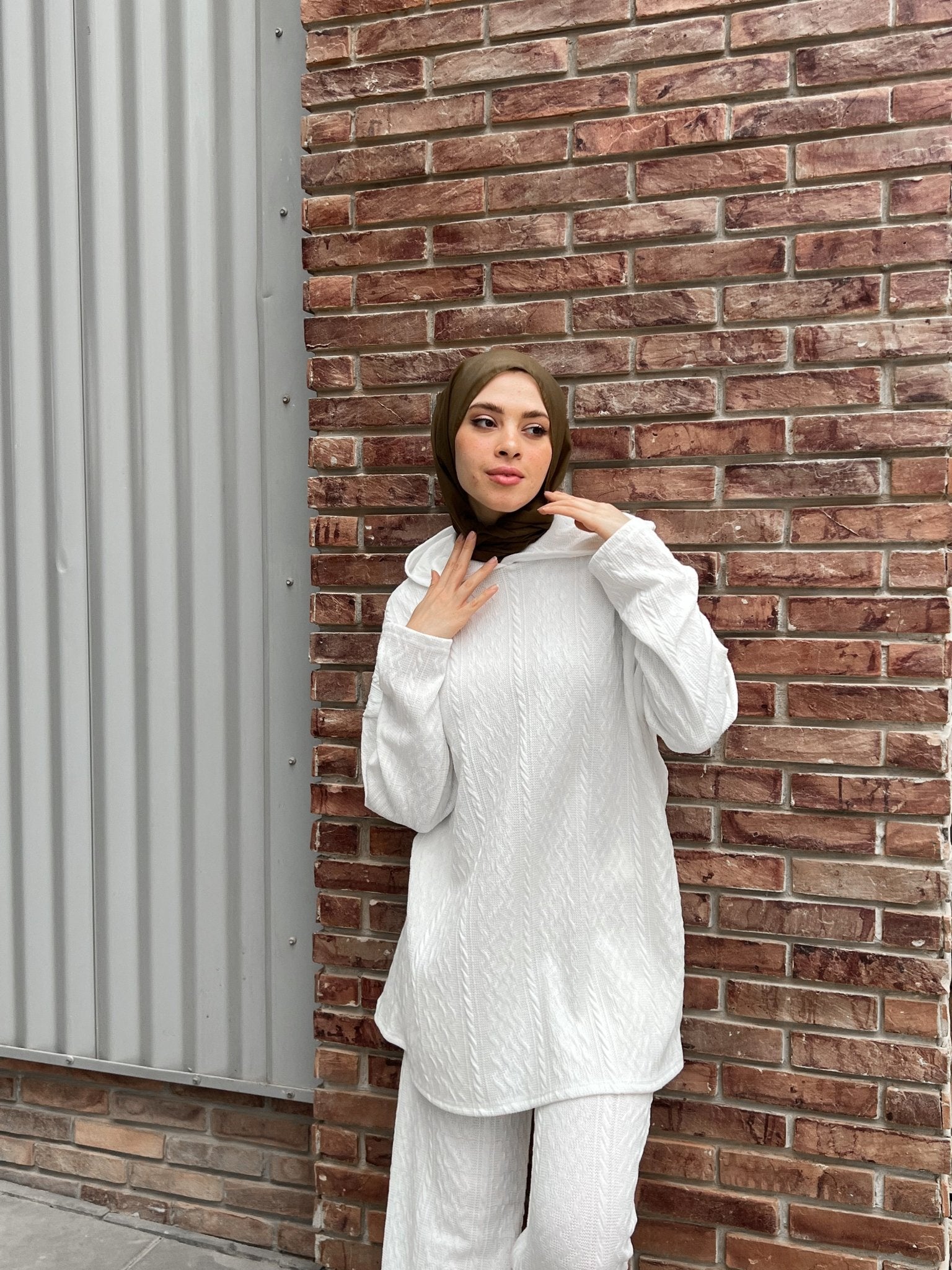 Zalya in white - Lillyscarfofficial